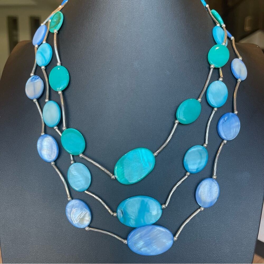 Shades of Turquoise Blue Three Strand Beaded Shell Necklace Silver Tone 19-22” - Picture 4 of 5